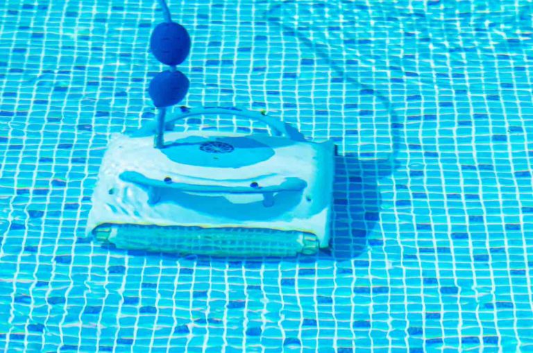 Robotic vacuum cleaner for pool