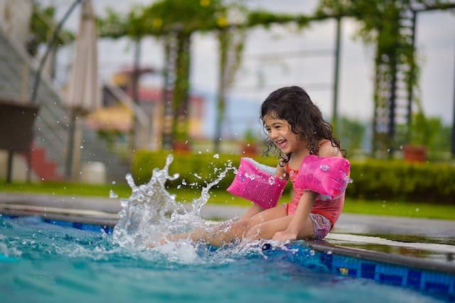 Child playing in the swimming pool. Photo by rajat sarki.