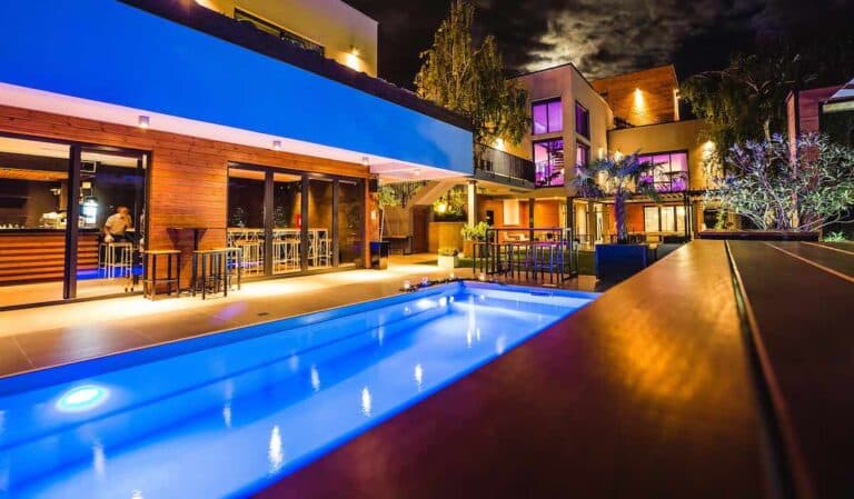 Beautiful pool lights in big house. Image credit: pixnio.